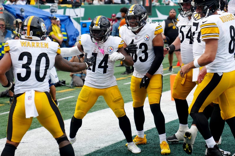 Jaylen Warren Kenneth Gainwell others celebrate