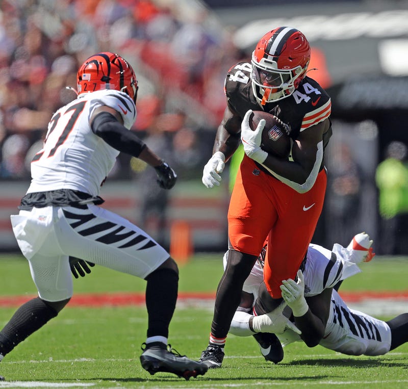 Browns tight end Harold Fannin Jr. drags a Cincinnati Bengals defender as he runs after a first-half catch, Sept. 7, 2025, in Cleveland. © Jeff Lange / USA TODAY NETWORK via Imagn Images