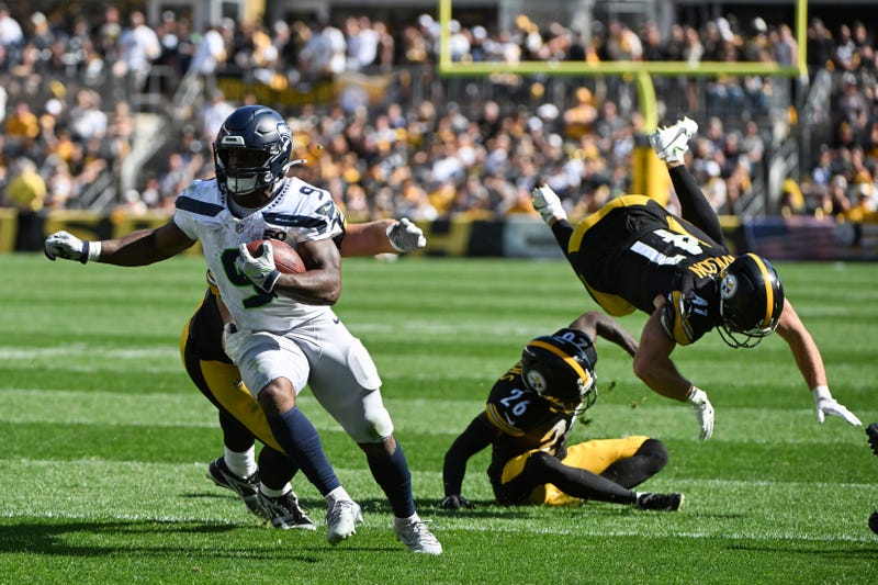 Kenneth Walker running past the Steelers D