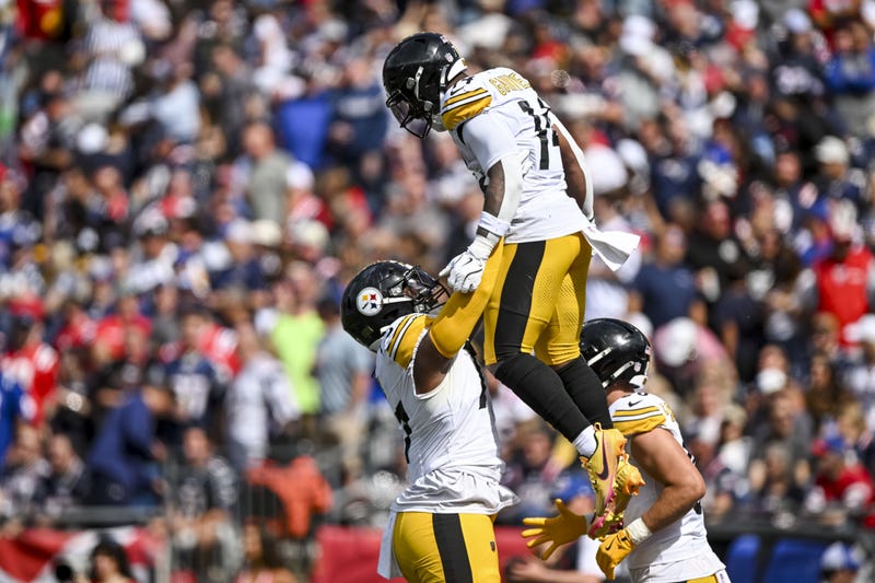 Broderick Jones lifts up Kenneth Gainwell