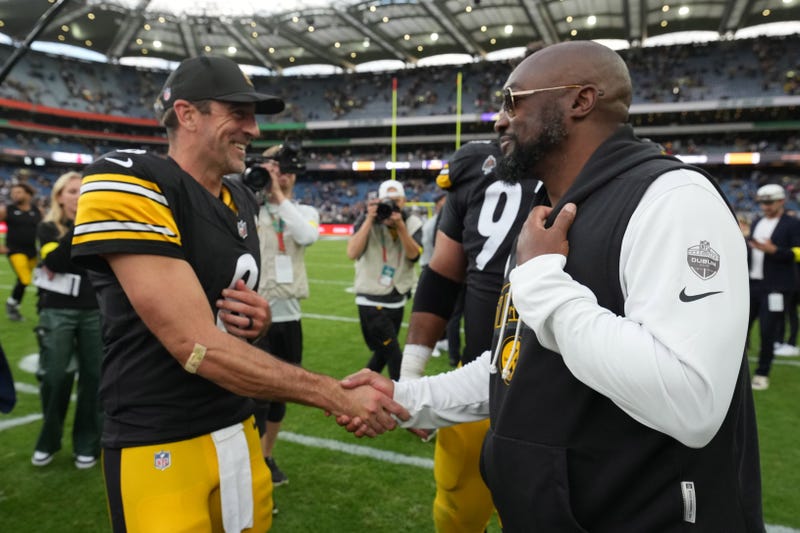 Aaron Rodgers shaking Mike Tomlin's hand