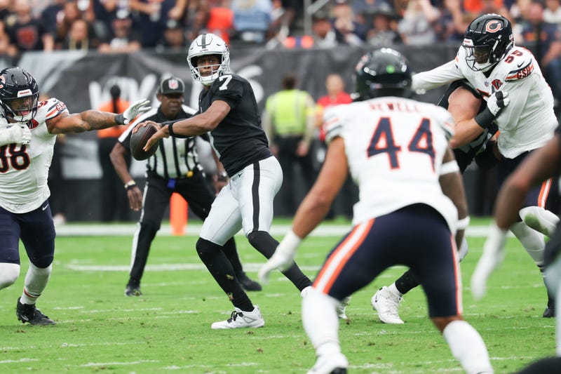 Las Vegas Raiders quarterback Geno Smith (7) throws the ball during the first quarter against the Chicago Bears at Allegiant Stadium.