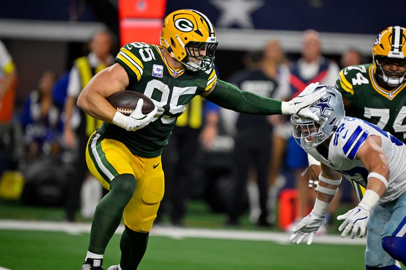 Sep 28, 2025; Arlington, Texas, USA; Green Bay Packers tight end Tucker Kraft (85) stiff arms Dallas Cowboys linebacker Jack Sanborn (57) during the game between the Dallas Cowboys and the Green Bay Packers at AT&T Stadium. Mandatory Credit: Jerome Miron-Imagn Images