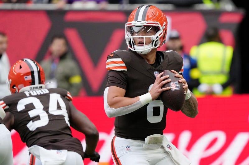 Cleveland Browns quarterback Dillon Gabriel (8) looks to pass the ball against the Minnesota Vikings during the second quarter of an NFL International Series game at Tottenham Hotspur Stadium.