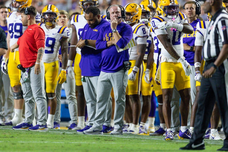 Brian Kelly, LSU players on the sideline against South Carolina