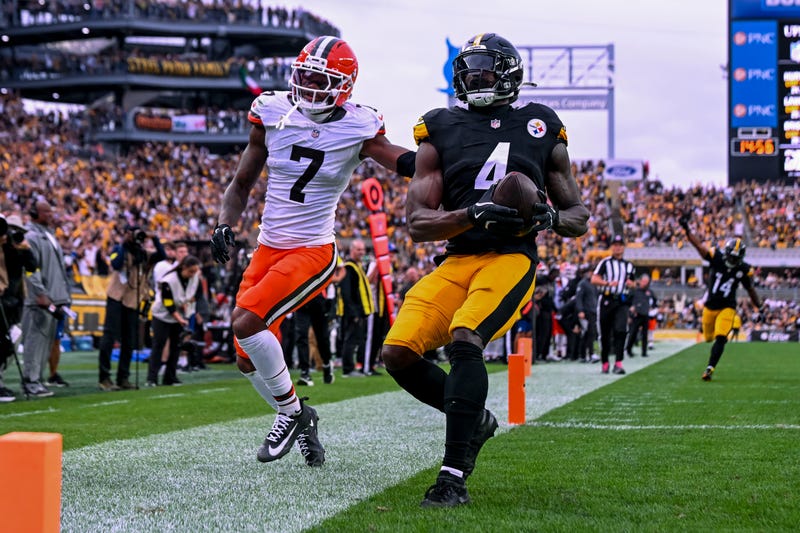 Oct 12, 2025; Pittsburgh, Pennsylvania, USA; Pittsburgh Steelers wide receiver DK Metcalf (4) makes a catch for a touchdown during the fourth quarter at Acrisure Stadium. Mandatory Credit: Barry Reeger-Imagn Images