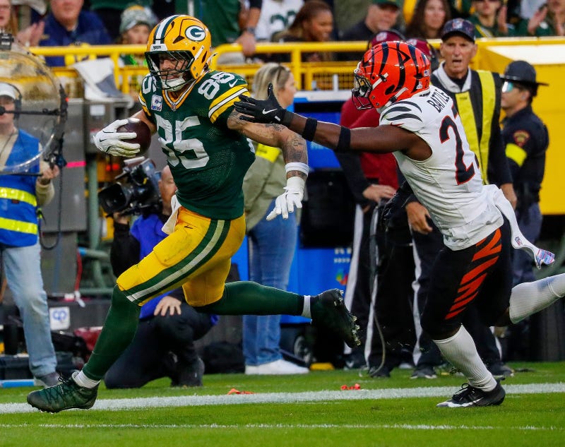 Green Bay Packers tight end Tucker Kraft (85) runs away from Cincinnati Bengals linebacker Barrett Carter (49) on his way to scoring a touchdown on Sunday, October 12, 2025, at Lambeau Field in Green Bay, Wis. The Packers won the game, 27-18. Tork Mason/USA TODAY NETWORK-Wisconsin