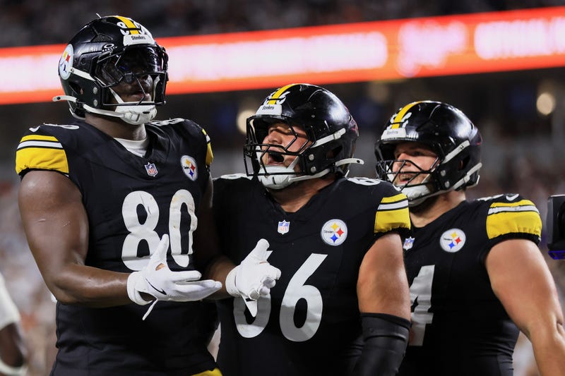 Darnell Washington with the offensive line