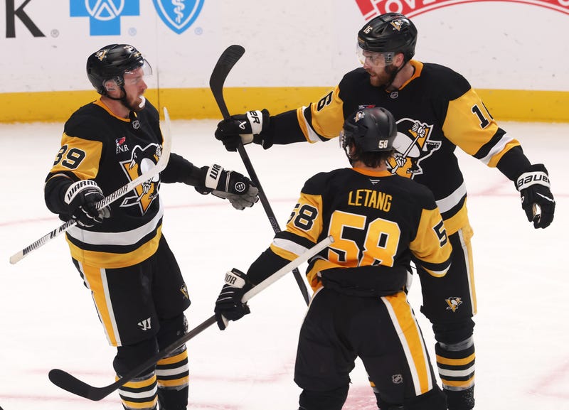 Kris Letang reacts after goal