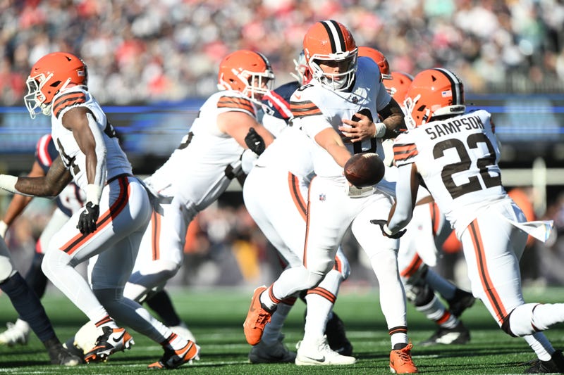 Oct 26, 2025; Foxborough, Massachusetts, USA; Cleveland Browns running back Dillon Gabriel (8) hands off the ball to running back Dylan Sampson (22) during the third quarter against the New England Patriots at Gillette Stadium. Mandatory Credit: Brian Fluharty-Imagn Images