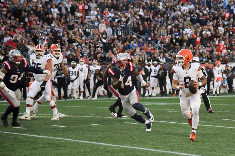 Cleveland Browns quarterback Dillon Gabriel (8) runs with the ball during the fourth quarter against the New England Patriots at Gillette Stadium.