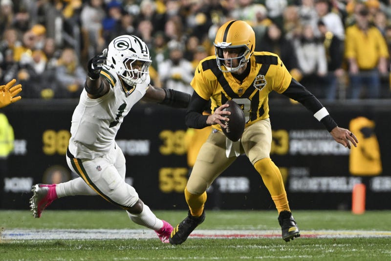 Aaron Rodgers running from Micah Parsons