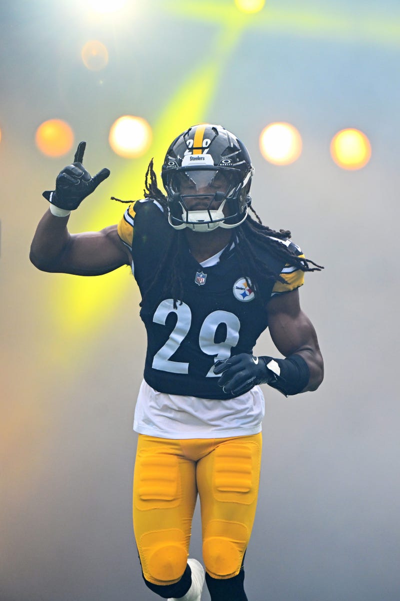 Kyle Dugger running onto field for Steelers