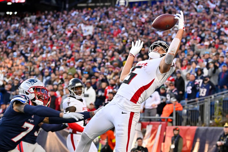 Atlanta Falcons wide receiver Drake London (5) makes a touchdown catch against New England Patriots cornerback Carlton Davis III (7)during the fourth quarter at Gillette Stadium.