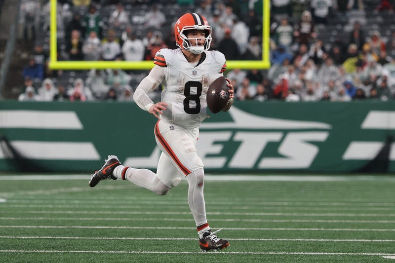 Nov 9, 2025; East Rutherford, New Jersey, USA; Cleveland Browns quarterback Dillon Gabriel (8) carries the ball during the second half against the New York Jets at MetLife Stadium.