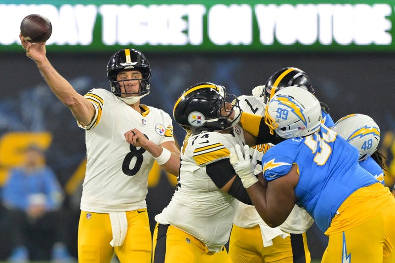 Aaron Rodgers throwing versus Chargers