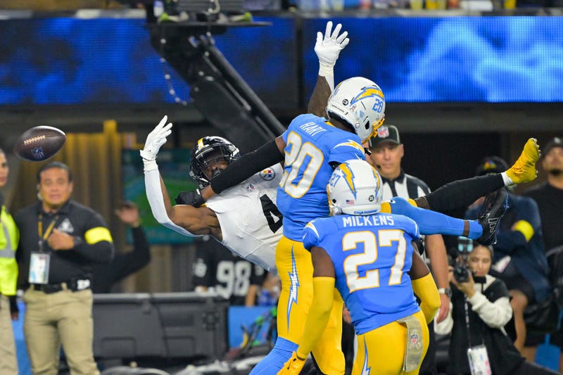 DK Metcalf double covered by Chargers