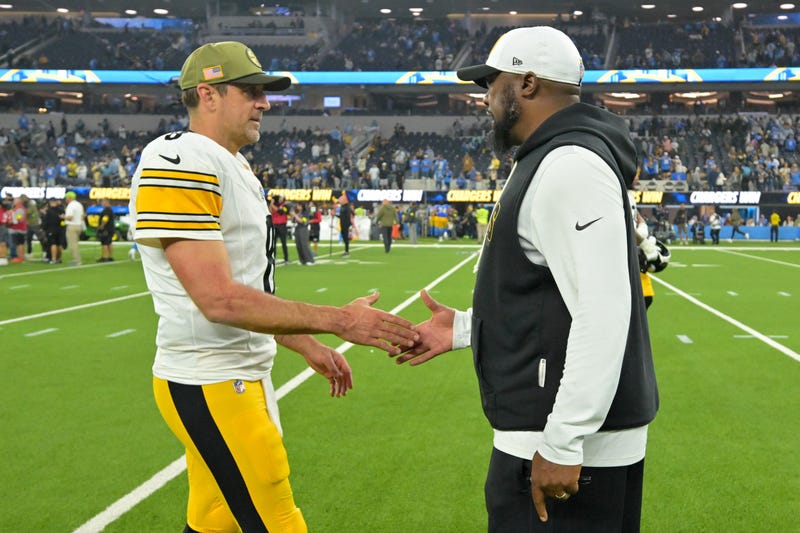 Mike Tomlin shaking Aaron Rodgers hand
