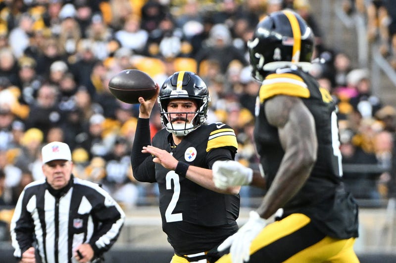 Mason Rudolph throwing a pass vs Cincinnati