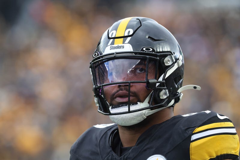 Derrick Harmon looking