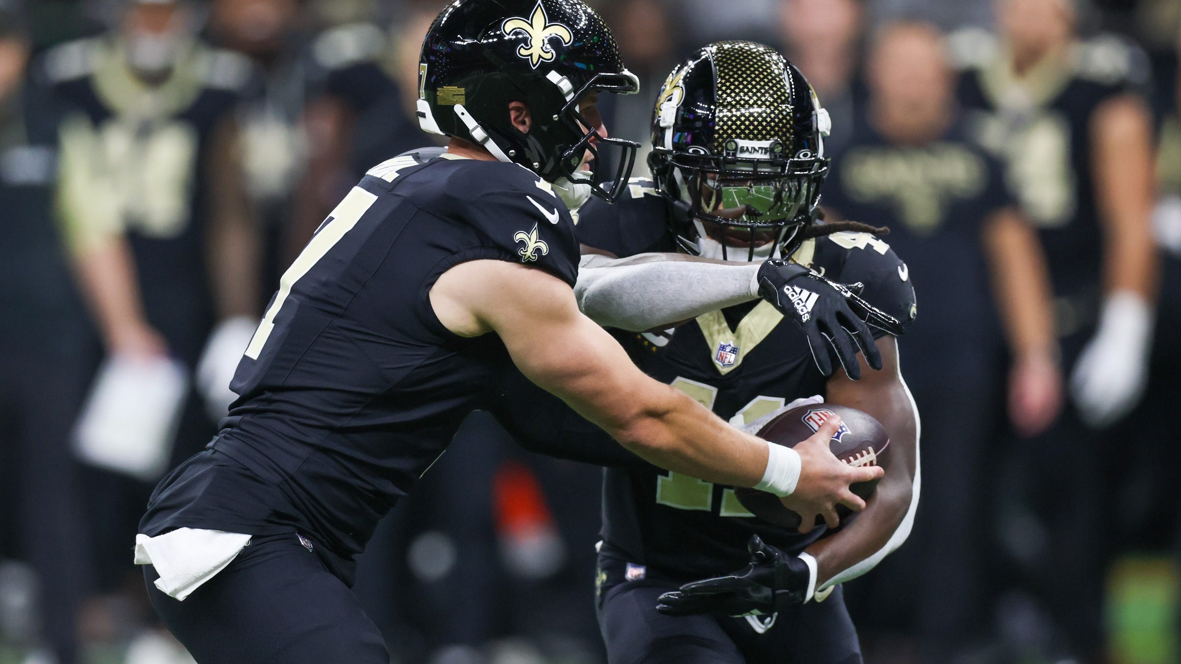 Saints RB Alvin Kamara suffers sprained knee in Falcons loss: report