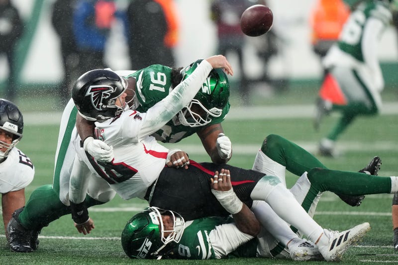 Nov 30, 2025; East Rutherford, New Jersey, USA; New York Jets defensive tackle Jowon Briggs (91) pressures Atlanta Falcons quarterback Kirk Cousins (18) during the second half at MetLife Stadium. Mandatory Credit: Robert Deutsch-Imagn Images