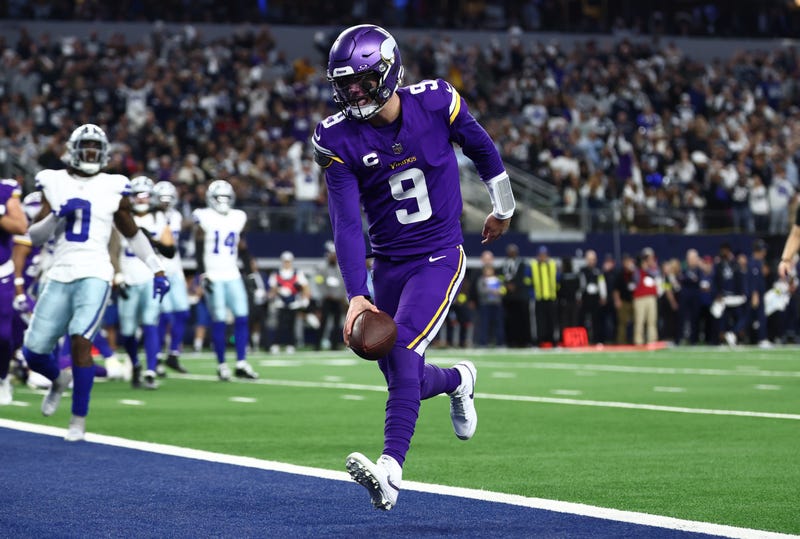 Minnesota Vikings quarterback J.J. McCarthy (9) runs for a touchdown during the first half against the Dallas Cowboys at AT&T Stadium. 