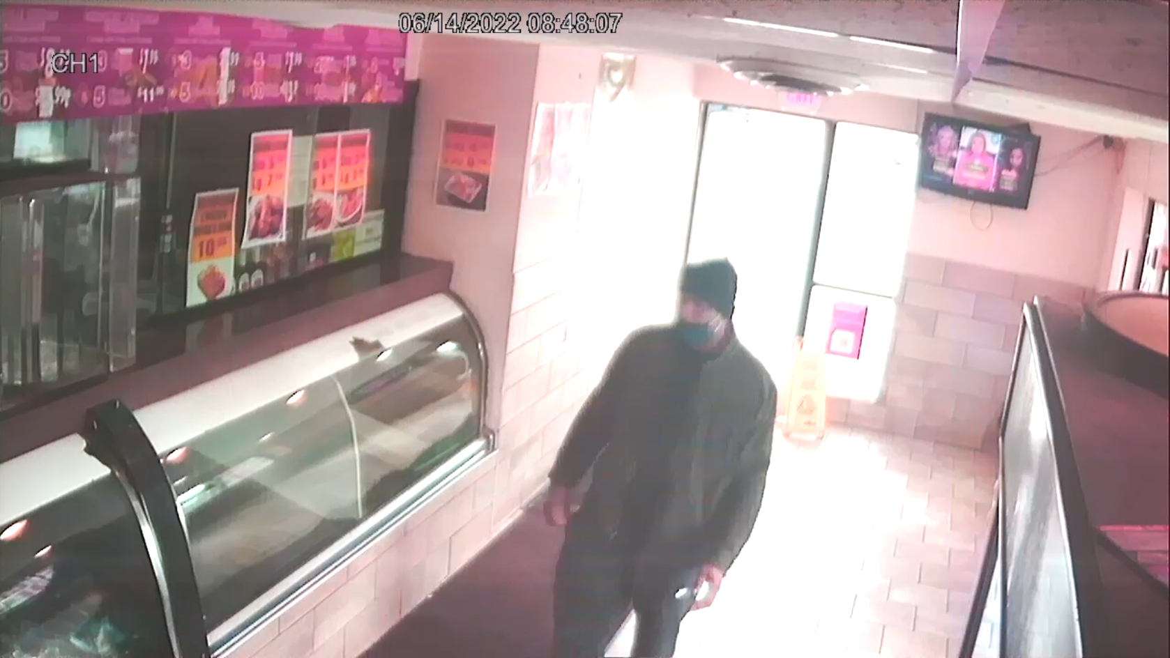 Man robs, assaults woman at fish & chicken restaurant in Detroit