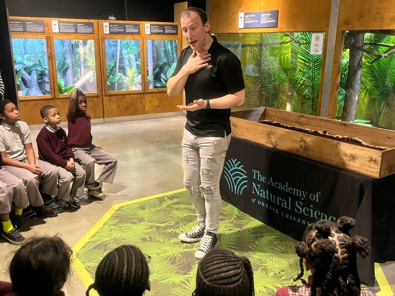 Public science educator Delivis Niedzialek presents to visiting students from Girard College.