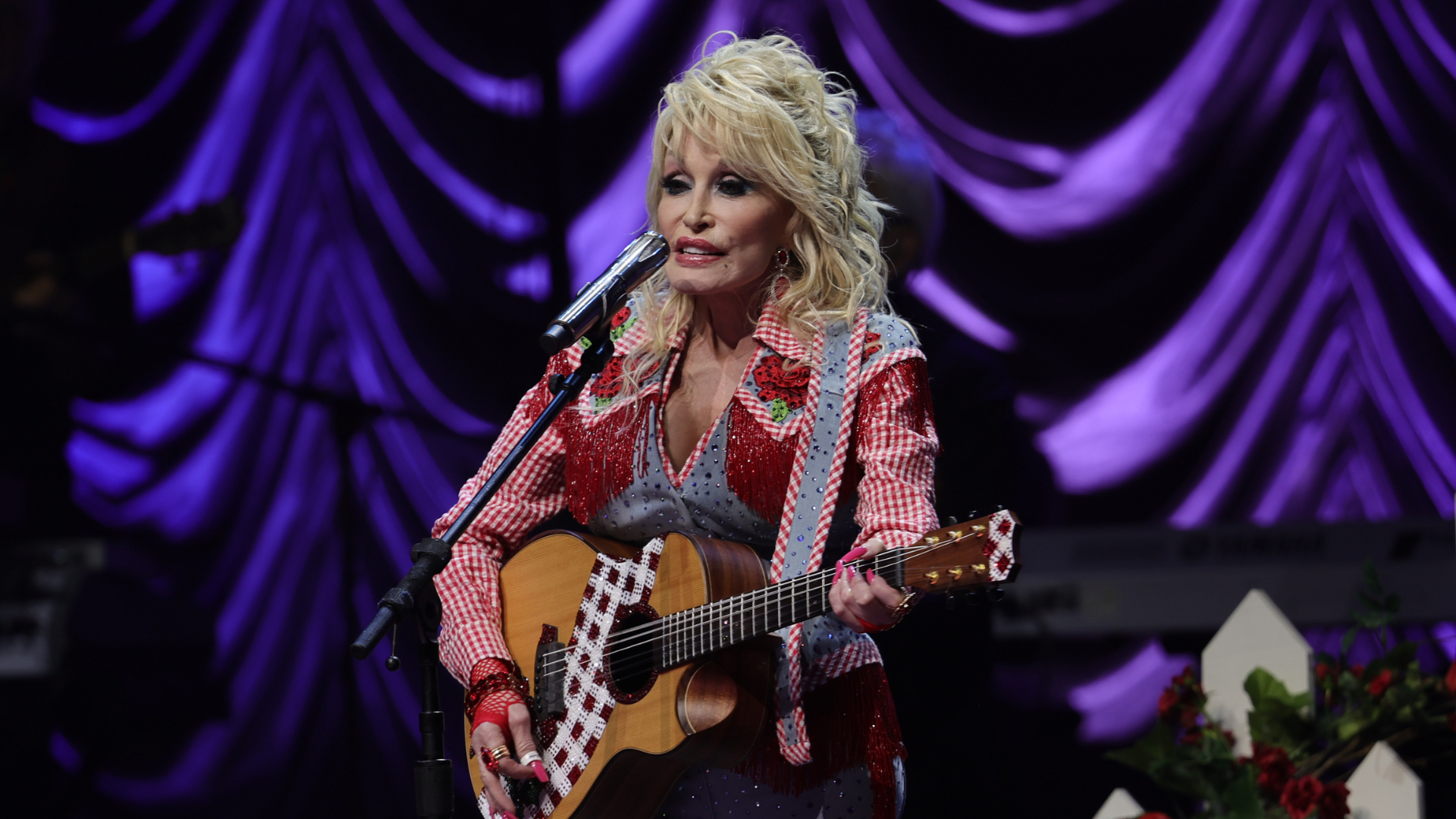 Dolly Parton calls it a career from touring