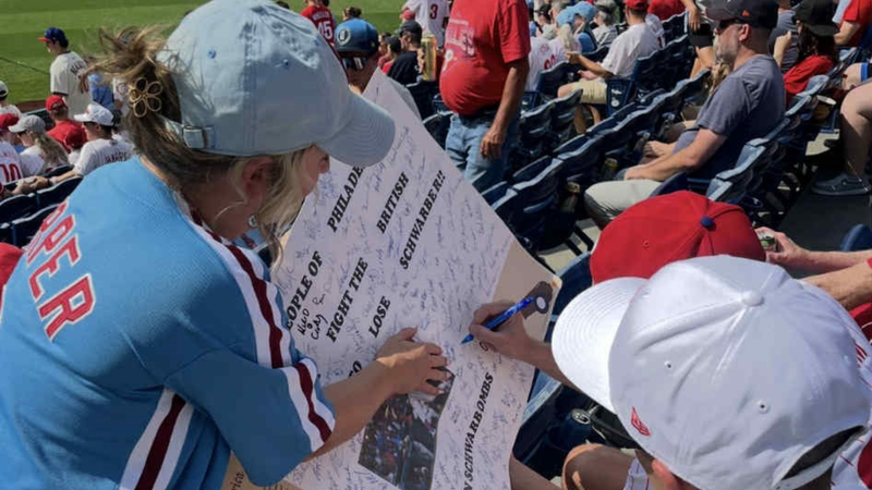 People sign poster to keep Kyle Schwarber on the Phillies after contract expiration