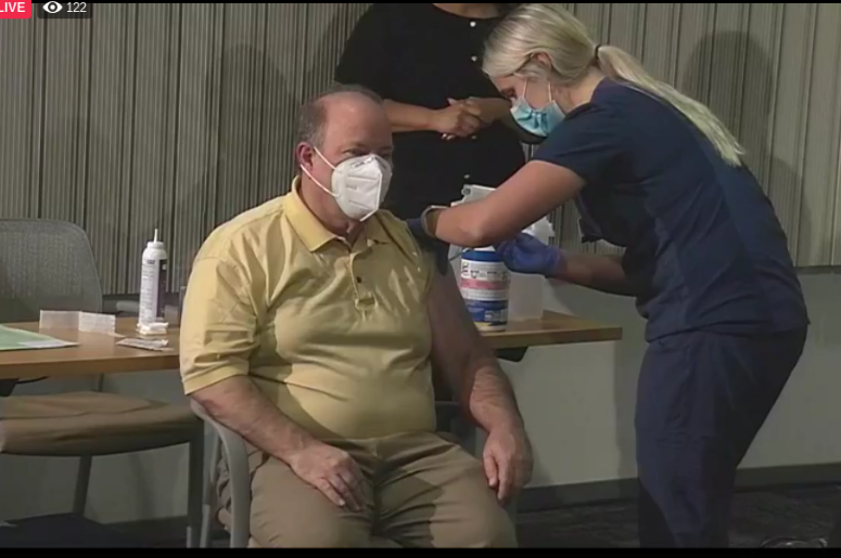 Mike Duggan gets the coronavirus vaccine