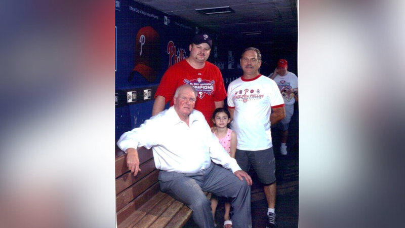 Jack Redfern (son), Jack Redfern (father) and granddaughter Kayla Redfern in 2008 with then-Phillies manager Charlie Manuel at the Phillies Festival