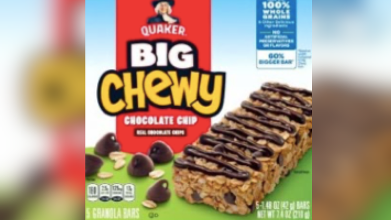 Quaker Oats big and chewy granola bar.