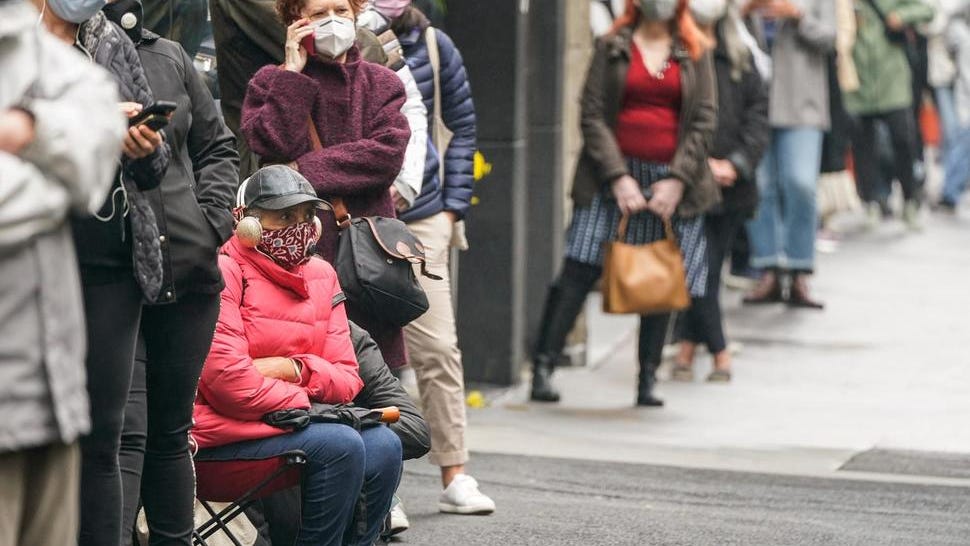 Voters line up in rain in New York on 3rd day of early vote