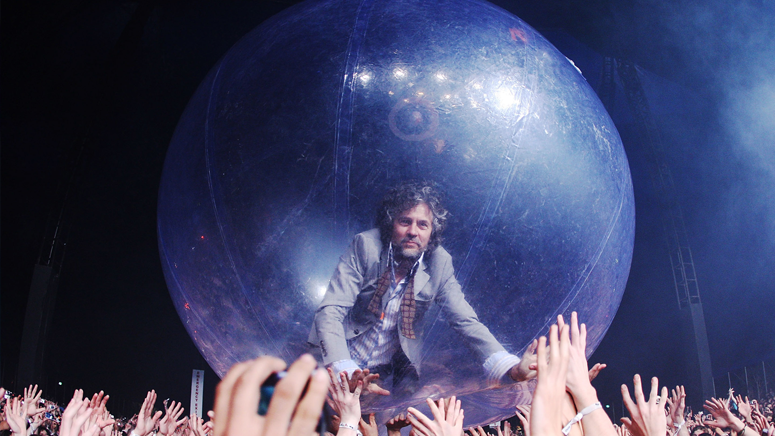 Watch The Flaming Lips put the audience in 'space bubbles' for concert