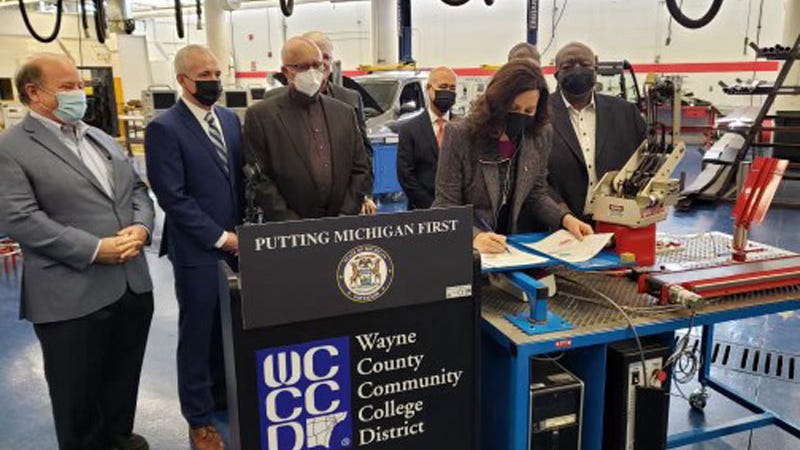 Whitmer signs $1 billion bipartisan incentive package to lure businesses to Michigan