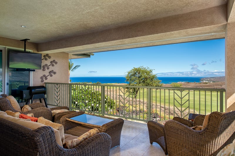 Outdoor view of Terry Bradshaw's Hawaii condo
