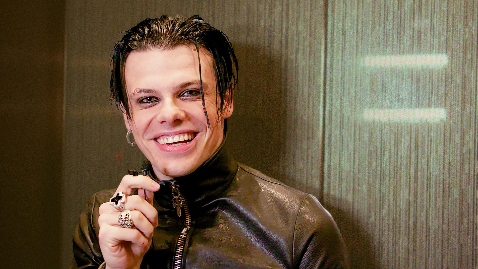 How well does YUNGBLUD know all the blood types? We find out on '36 Floors'