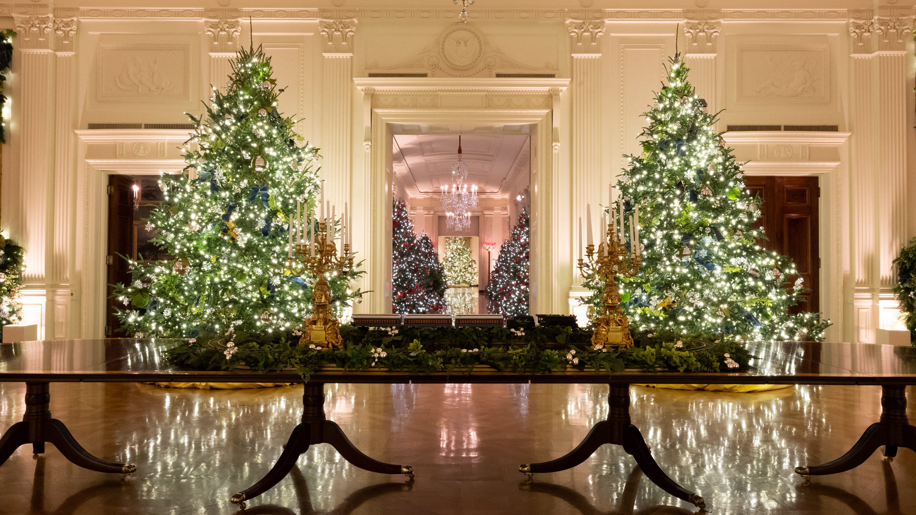 10 PHOTOS: Melania Trump unveils White House Christmas decorations