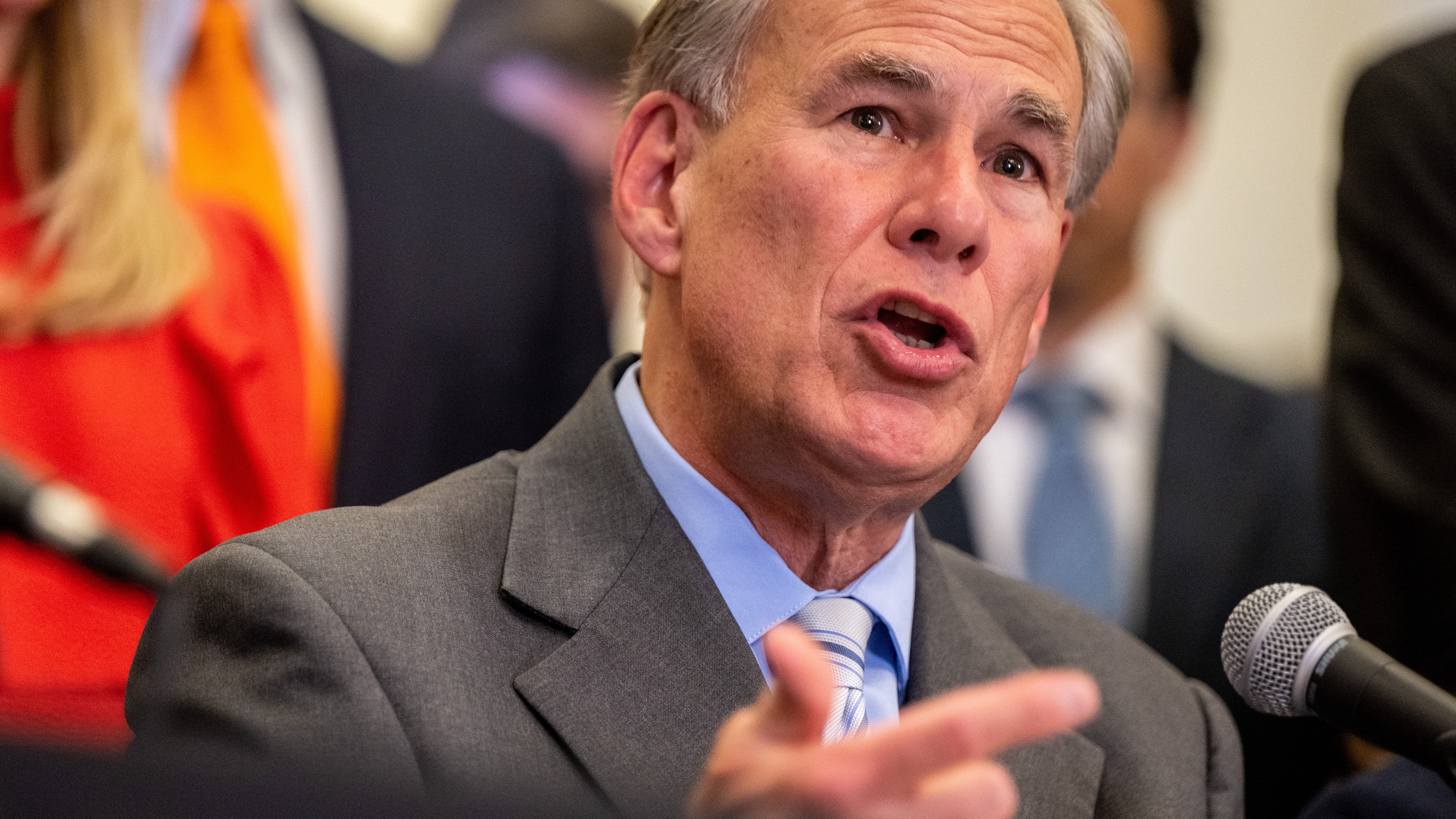 'More to come': Texas governor tells Chicago mayor he won't stop sending migrants