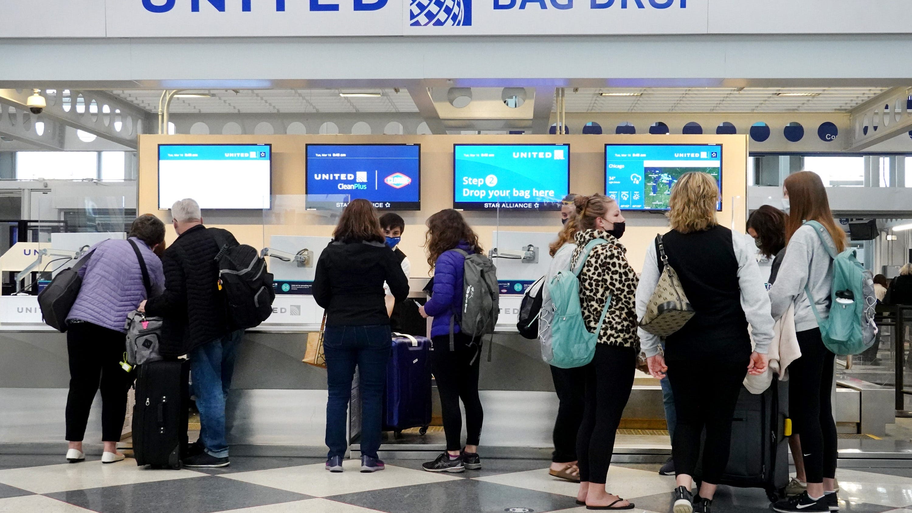 US sees record number of pandemic travelers even as cases rising