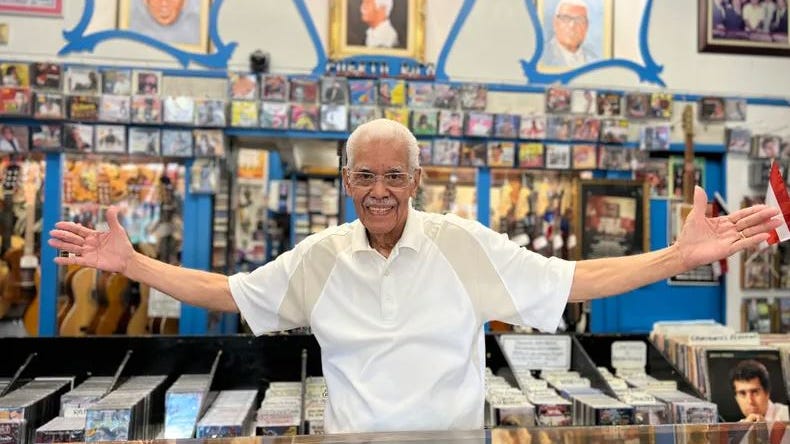 MES DE LA HERENCIA HISPANA: ¡Bienvenidos a Casa Amadeo! La tienda de música latina más antigua de NYC