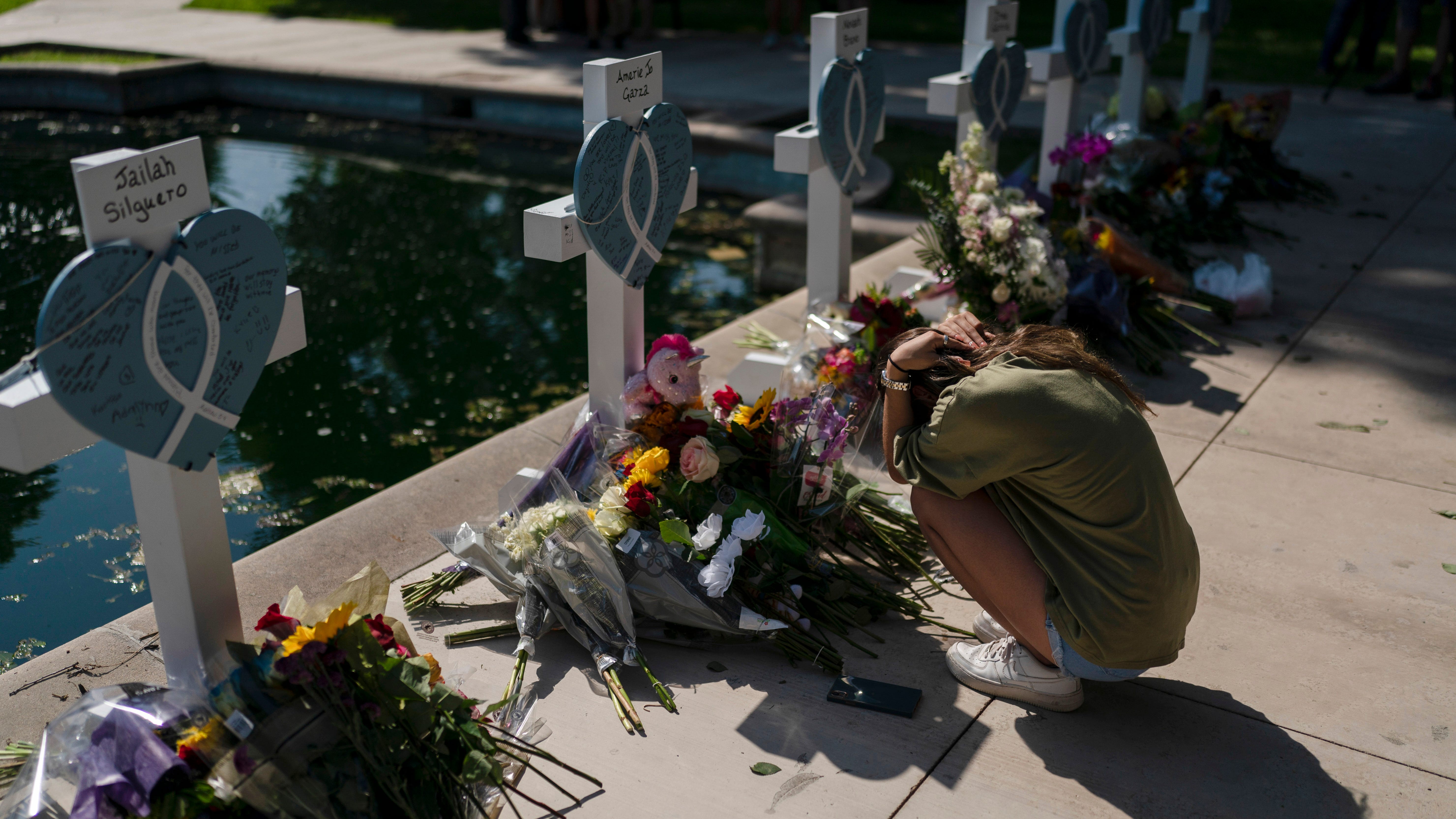 Gunman's final 90 minutes fuel questions about police delays