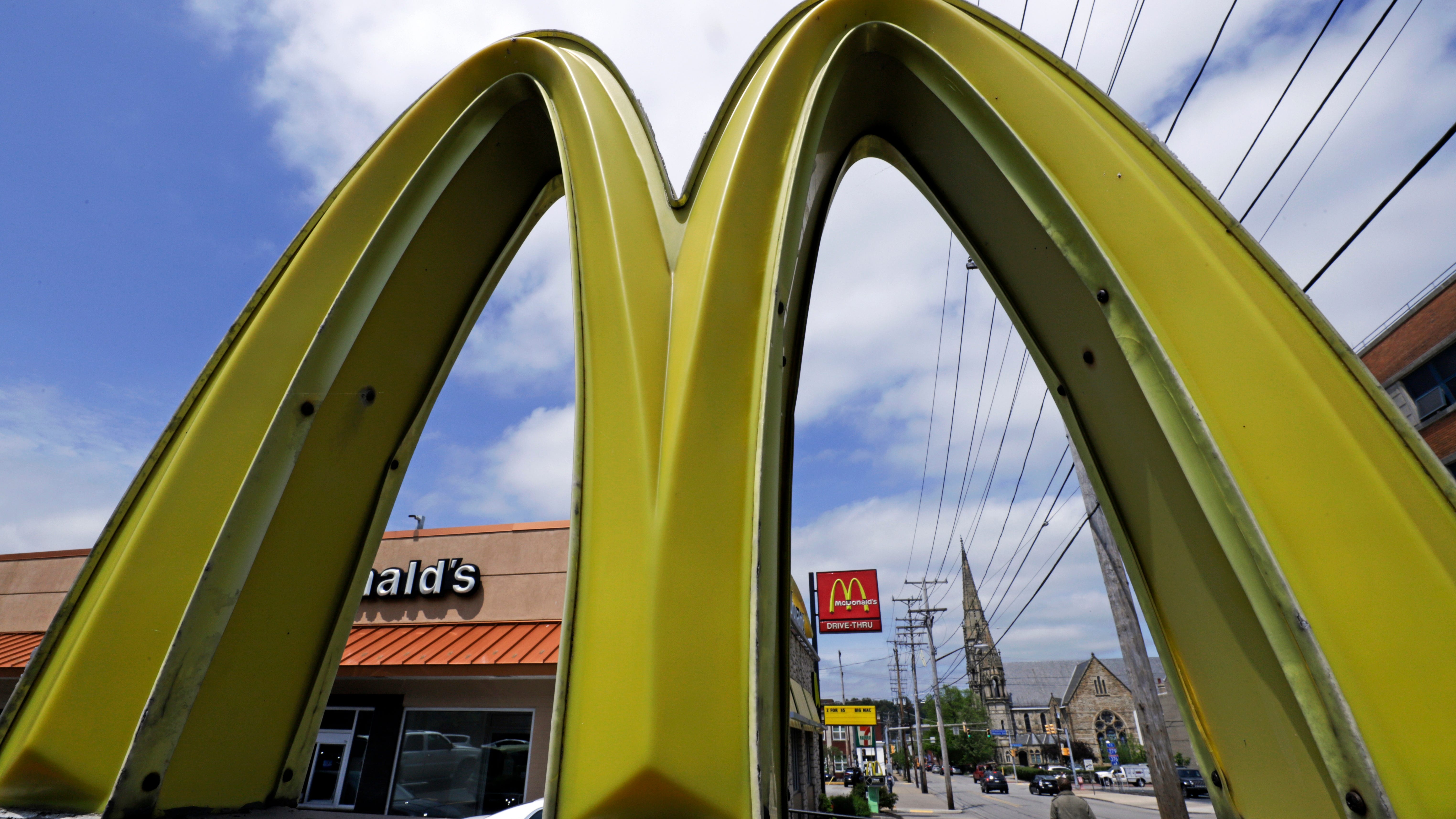 Desperate for workers, US restaurants and stores raise pay