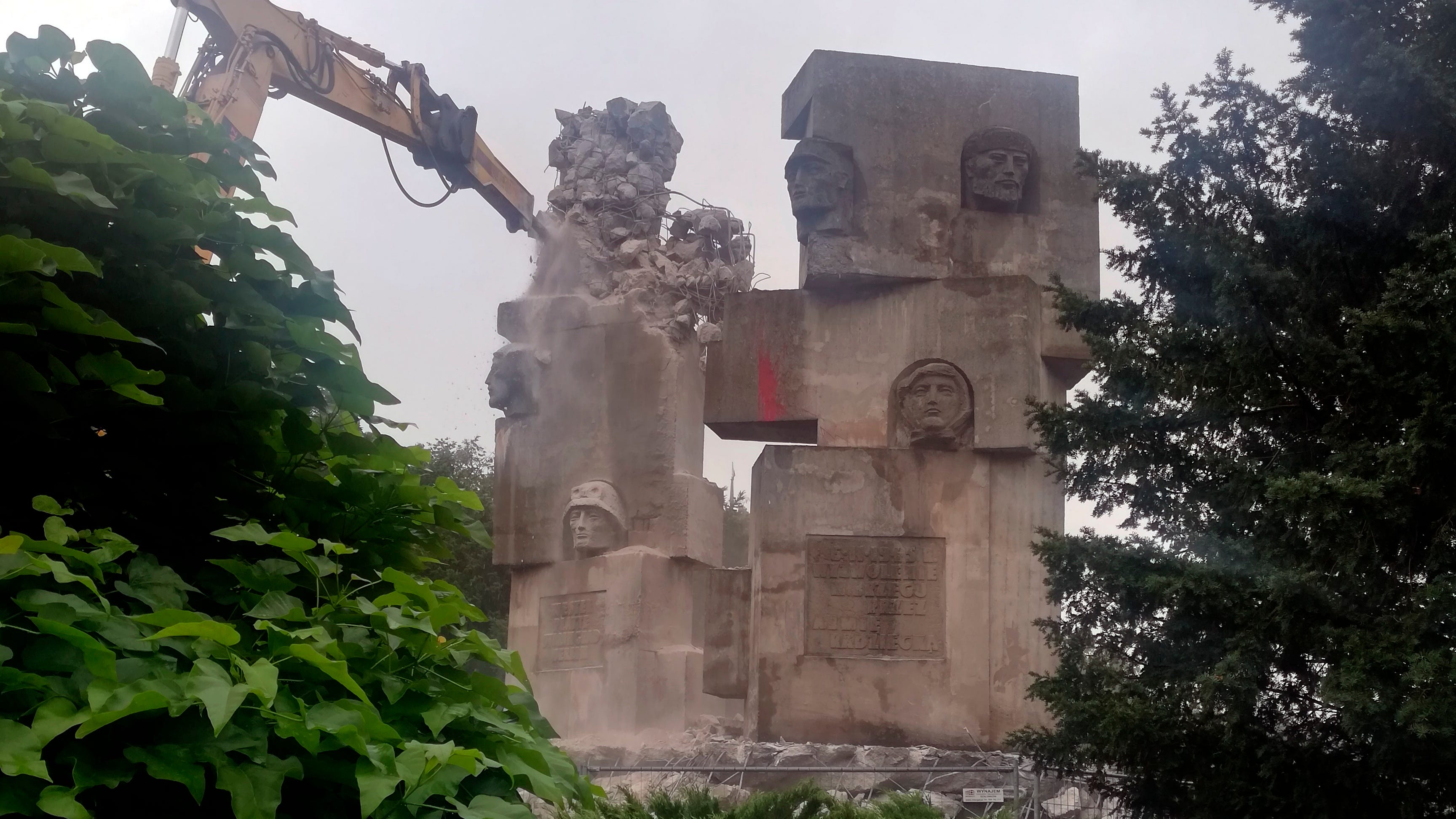 Poland begins to dismantle Soviet-era monument