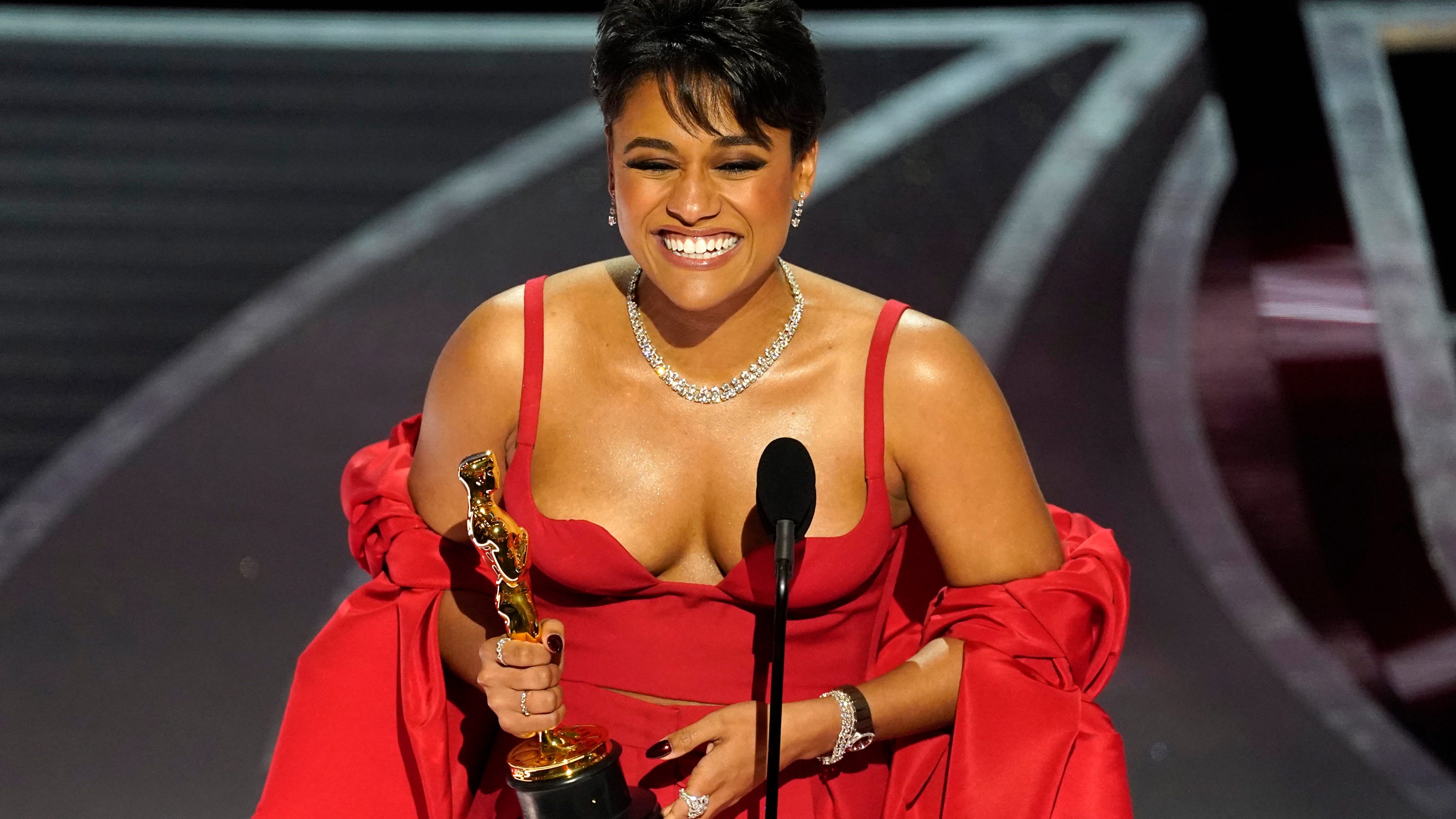 Social media explodes during Oscars; TV viewership doesn't