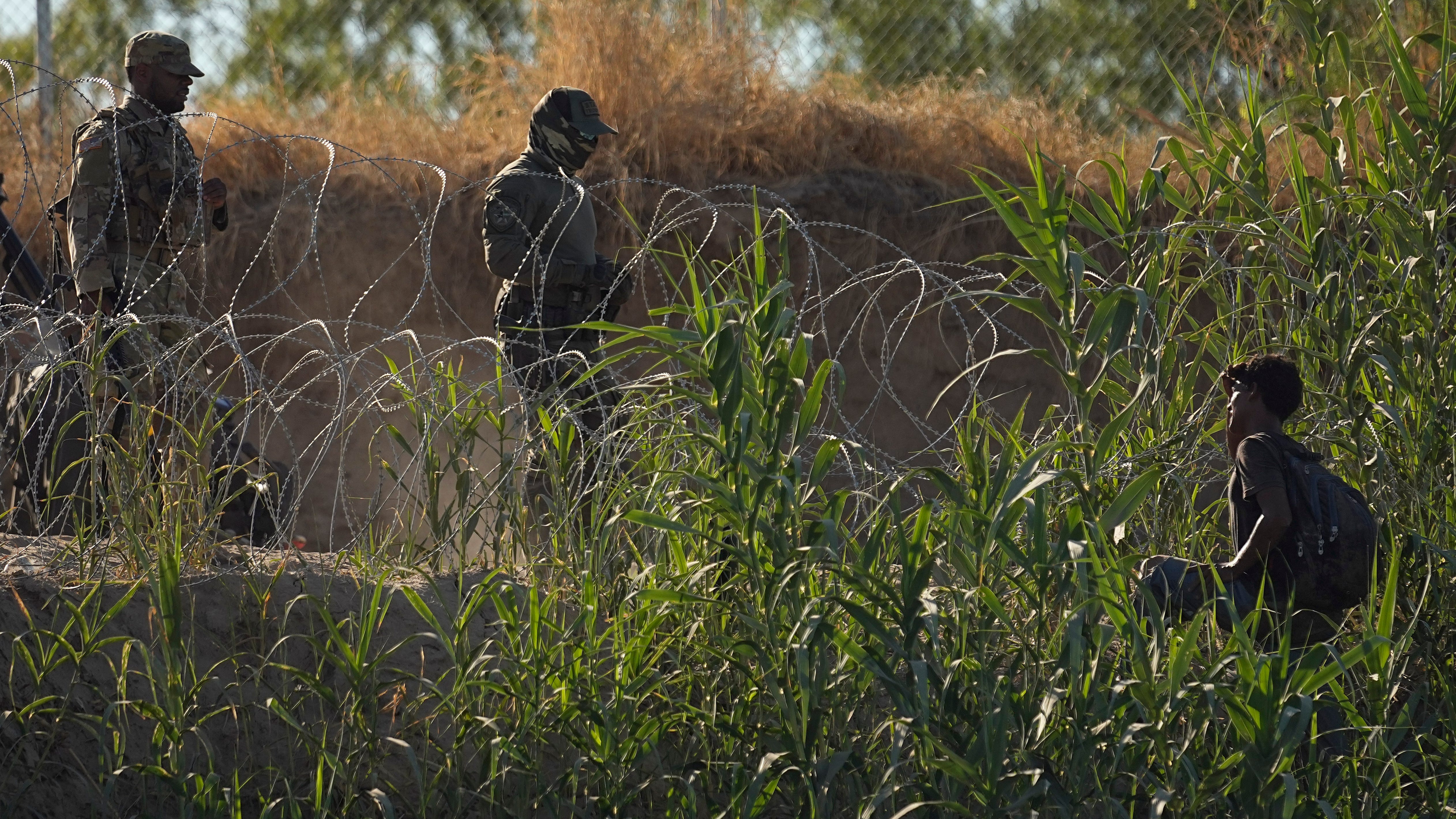 Texas separa a familias migrantes y detiene a los padres por invasión de propiedad privada
