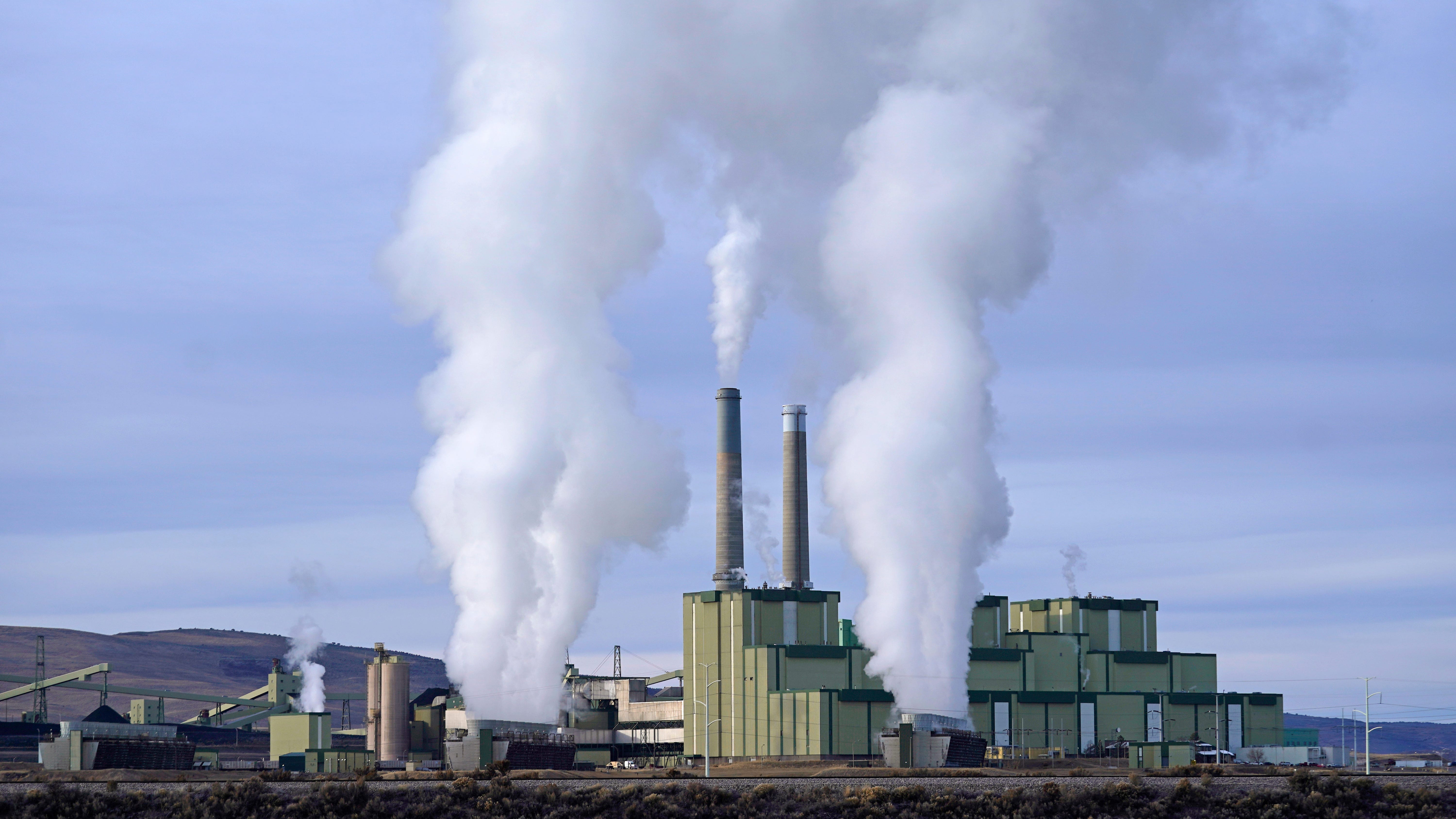 Supreme Court limits EPA in curbing power plant emissions