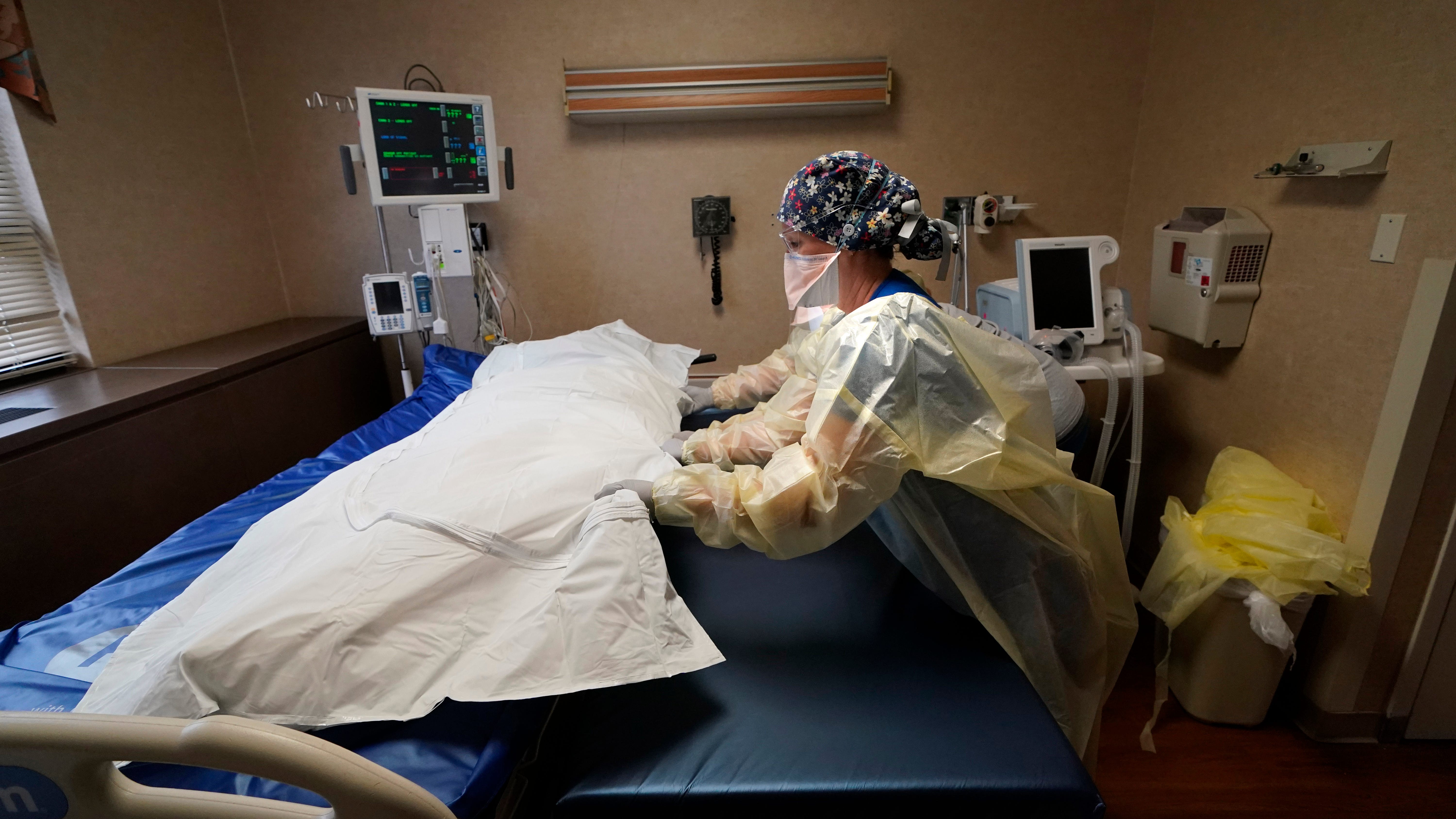 100,000 more COVID deaths seen unless US changes its ways